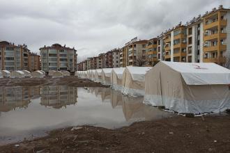 Elazığ'da çadır kentleri su bastı, odunlar ıslandı, çadırlar kullanılmaz halde