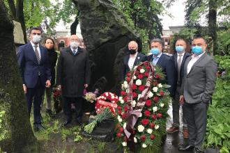 Nazım Hikmet, 57. ölüm yıl dönümünde Moskova'daki mezarı başında anıldı