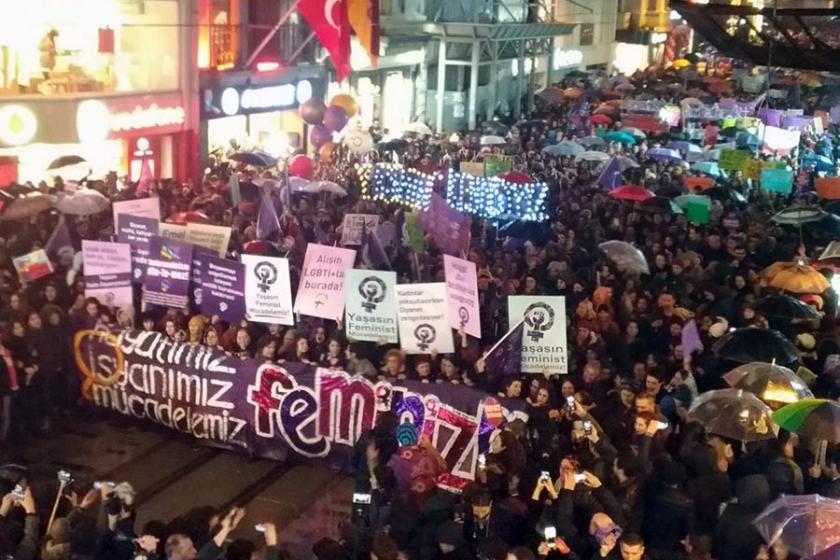 Binlerce kadın 16. Feminist Gece Yürüyüşü'nde buluştu