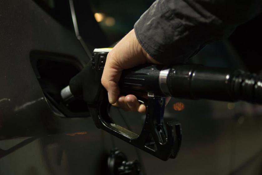 Benzine 26, motorine 35 kuruş zam yapıldı