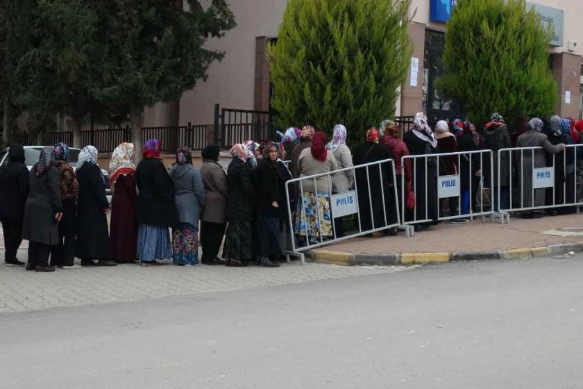 Kilis'te iş kuyruğu bitmiyor: 6 aylık iş için geceden sıraya girdiler