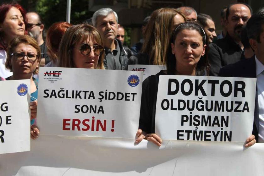 Sağlık merkezinde 2 hekime "rapor vermedin" şiddeti protesto edildi