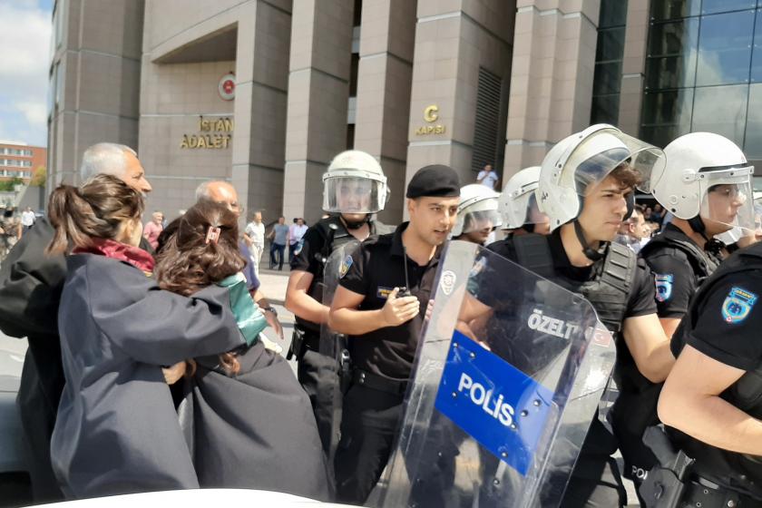 Kayyumları protesto eden avukatlara polis saldırısı