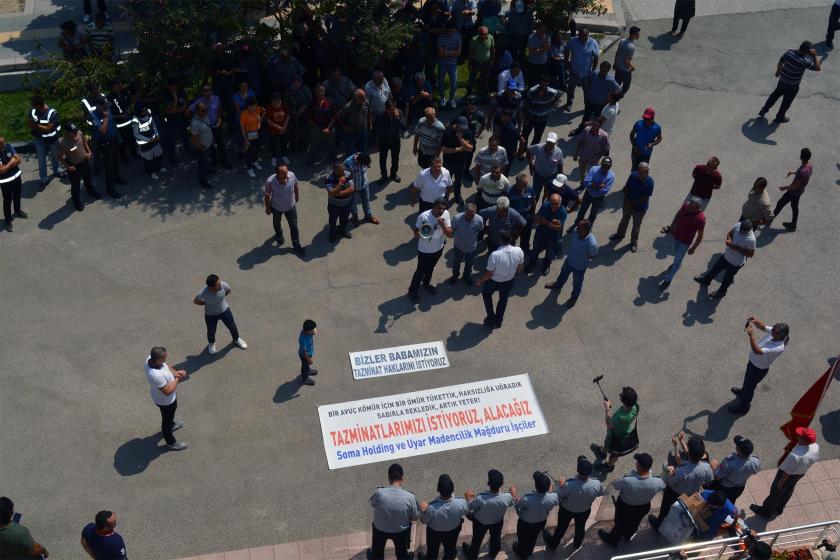 Soma'da işten atılan maden işçileri, ödenmeyen tazminatları için eylem yaptı