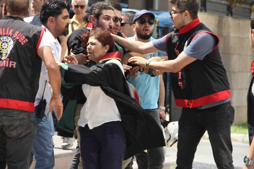 İzmir'de kayyumları protesto eden 26 avukat darbedilerek gözaltına alındı