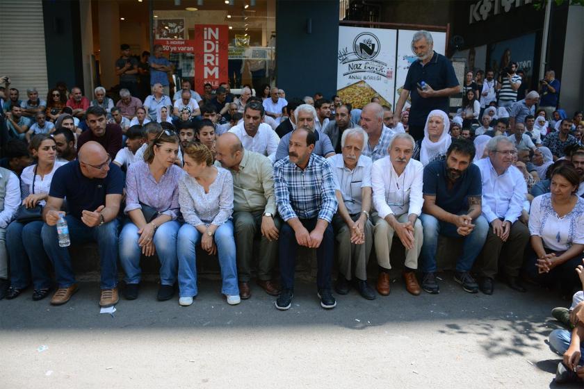 Diyarbakır’da kayyum protestosu sürüyor: Amed bizimdir bizim kalacak