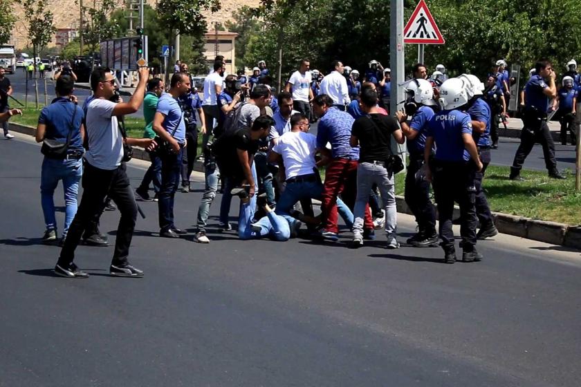 Mardin'deki kayyum eyleminde polis bir yurttaşın üzerine çıktı, tekmeledi