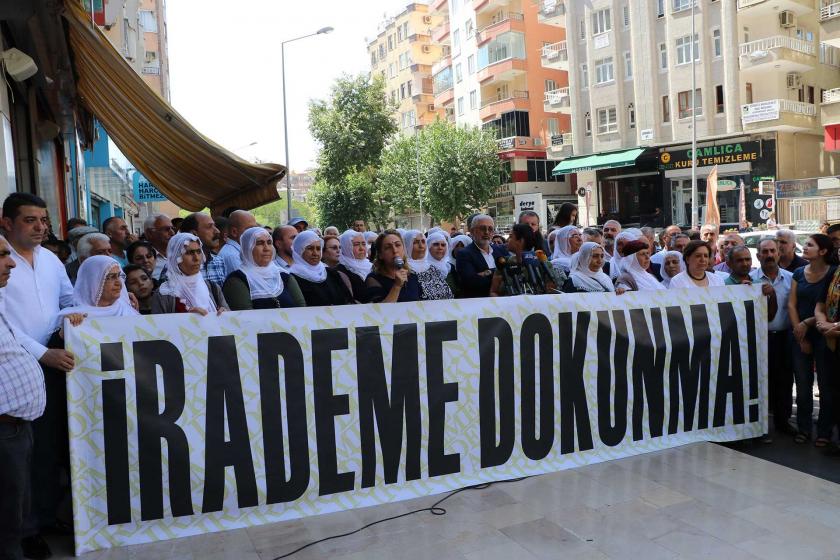 Kadın kurumlarının kapısına tuğla ören, kadın kitaplarını yakan kayyum düzeni!