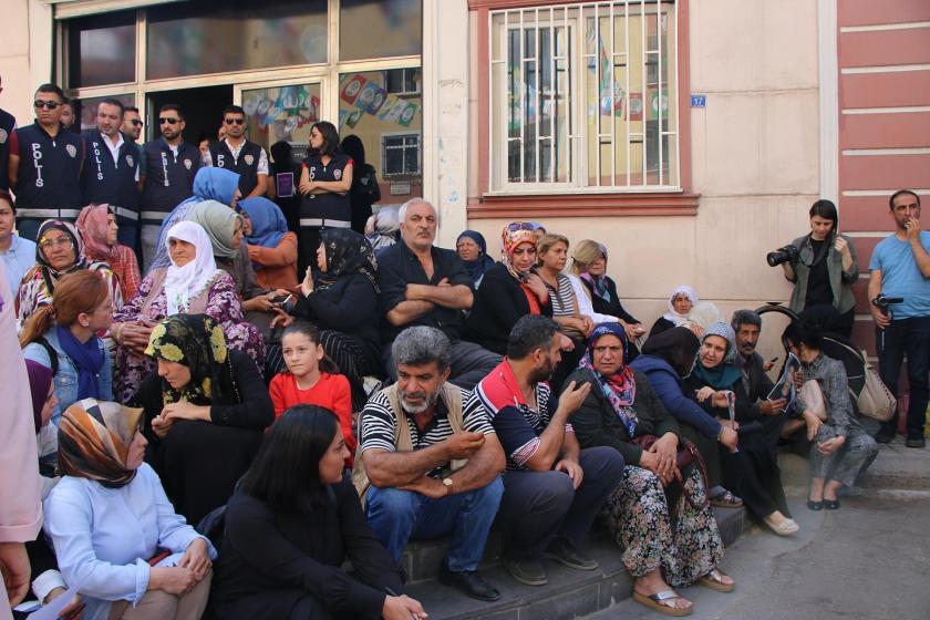 HDP önündeki ailelerin eylemi için çağrı: Acılar yarıştırılmasın artık çözüm bulunsun