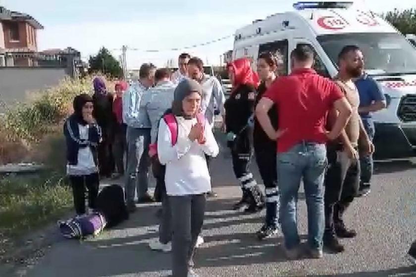 Beylikdüzü'nde öğrenci servisi devrildi: 9 yaralı