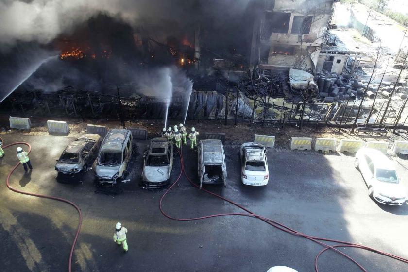 Tuzla'daki fabrika yangını söndürüldü: 2 itfaiye personeli yaralı