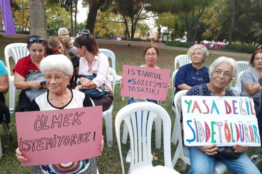 Antalya’da kadınlardan kadın cinayetlerine karşı oturma eylemi 