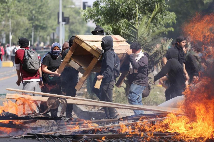 Şili’de protestolar sonrası ulaşım zammı askıya alındı, ordu ilk defa sokakta