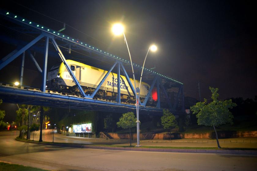 Adana'da yük treni çarpan genç ağır yaralandı