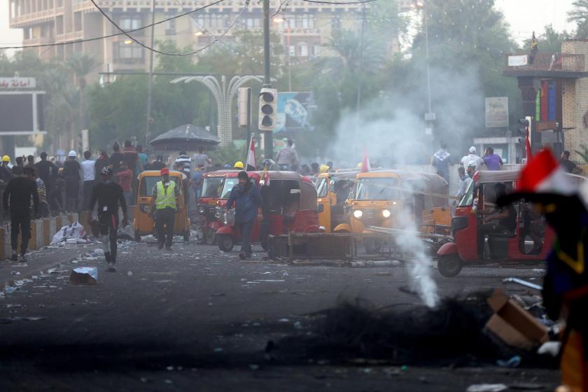 Irak'ta halk, Basra'daki petrol kuyularına giden yolu kapattı