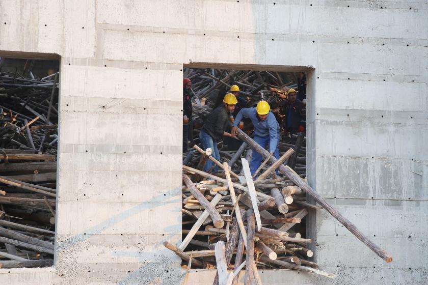 Antep'te cami inşaatında çökme: 2 işçi yaralandı, mühendisin cenazesi bulundu