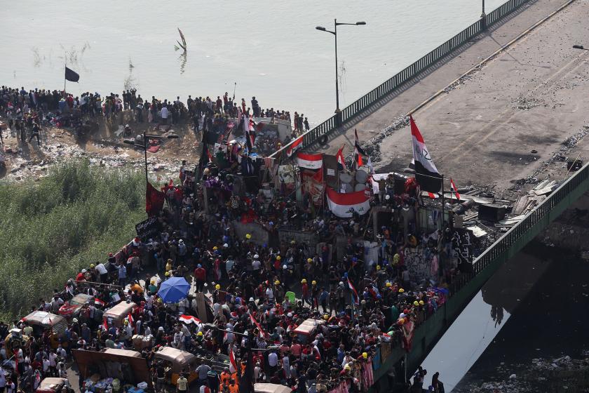 Irak'ta eylemler sürüyor: Onlarca kişi ülkenin en önemli limanına giden yolu kapattı