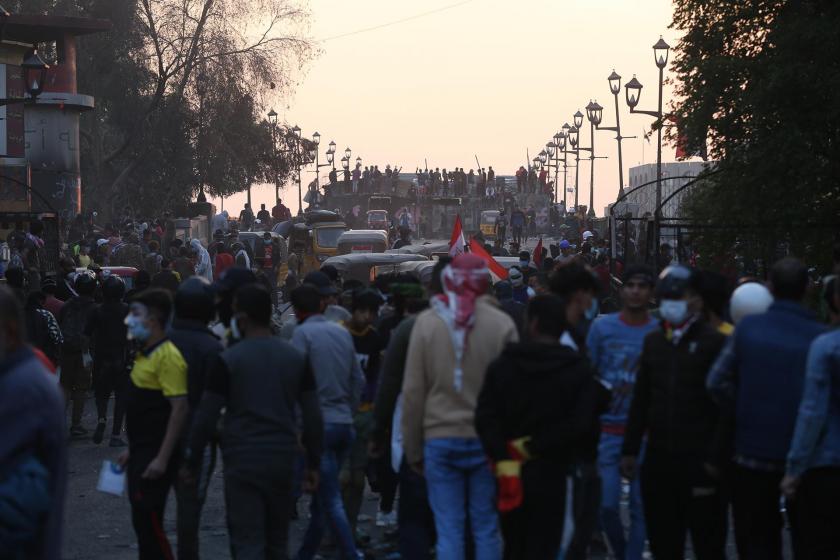 Irak'taki hükümet karşıtı gösteriler hayatı durma noktasına getirdi