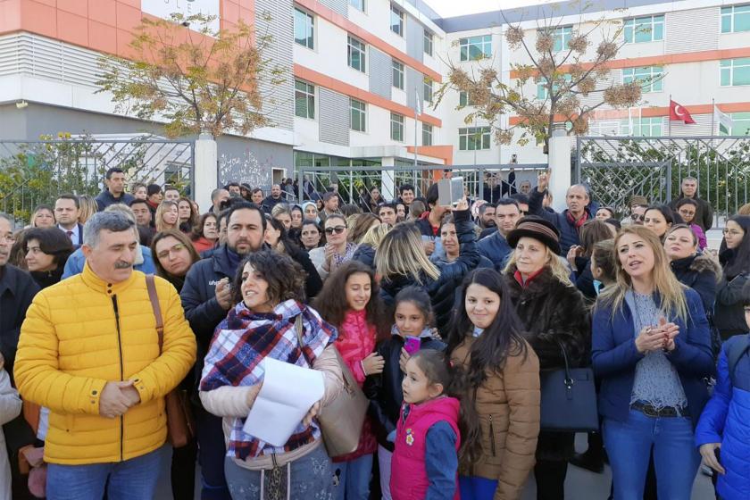 İzmir’de ücretleri için iş bırakan Doğa Koleji öğretmenlerine velilerden destek