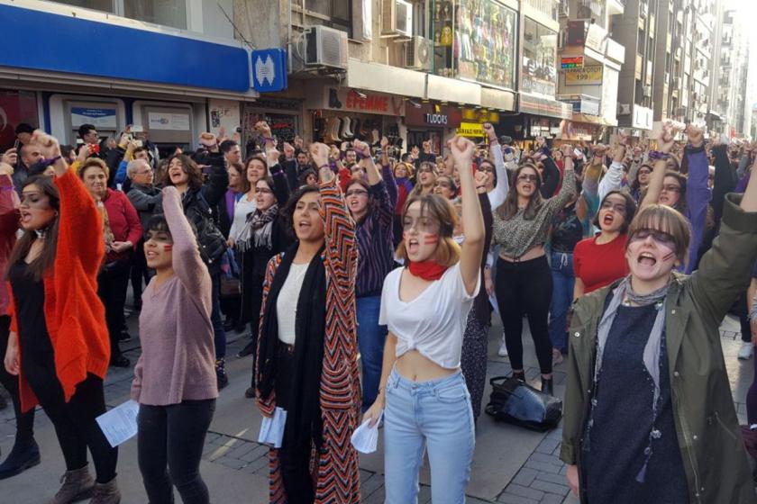 Kadınlar İzmir ve İstanbul’da #SuçluSensin diye haykırdı