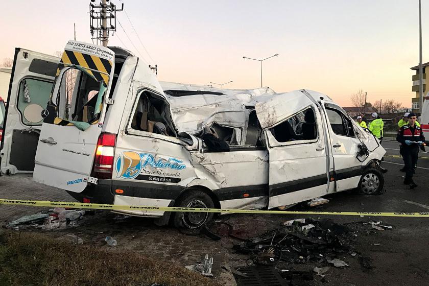 Samsun'da öğrenci servisi devrildi: 1 ölü, 11 yaralı