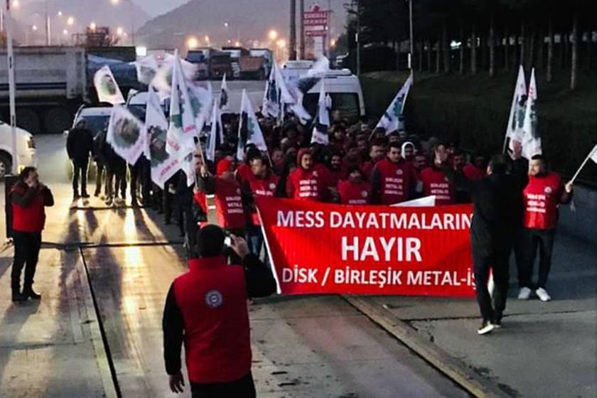 Birleşik Metal-İş üyesi işçiler, MESS dayatmalarına karşı işyerlerinde eylem yaptı