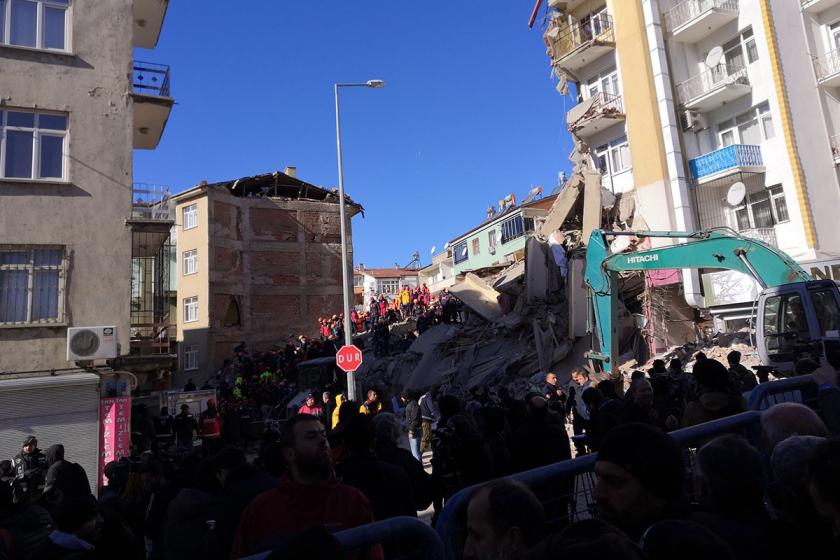 Depremin yaşandığı Elazığ'da halk tepkili: Önlem alınmadı, yardımlar geç kaldı