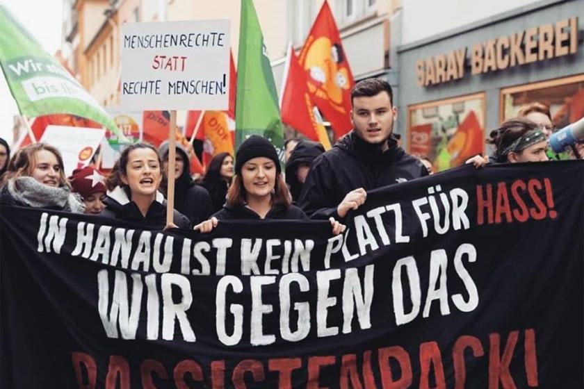 Hanau’da ırkçı katliam protesto edildi: Yaklaşık 10 bin kişi sokaklara döküldü