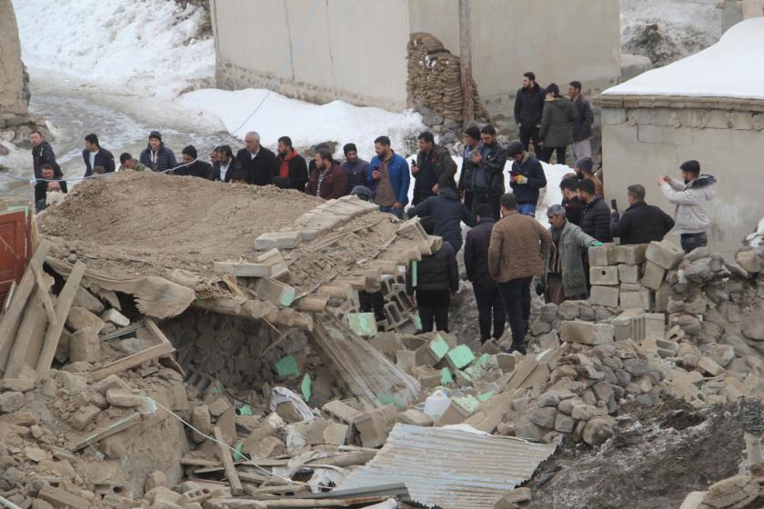 Depremin yıktığı Van’da yurttaşlar: Kış şartlarında çadır yetmiyor, konteyner lazım