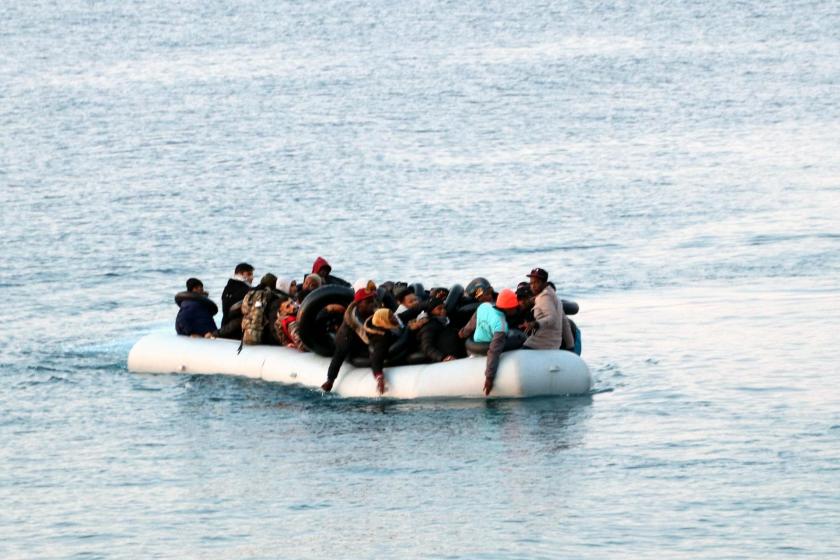 Çeşme sahilindeki mülteciler geçiş için havaların düzelmesini bekliyor