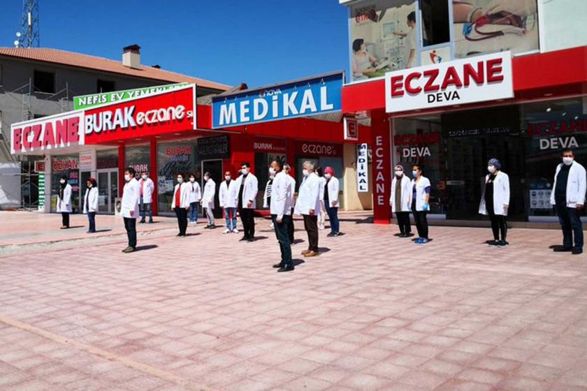 Eczacılardan koronavirüsten yaşamını yitiren meslektaşları için saygı duruşu