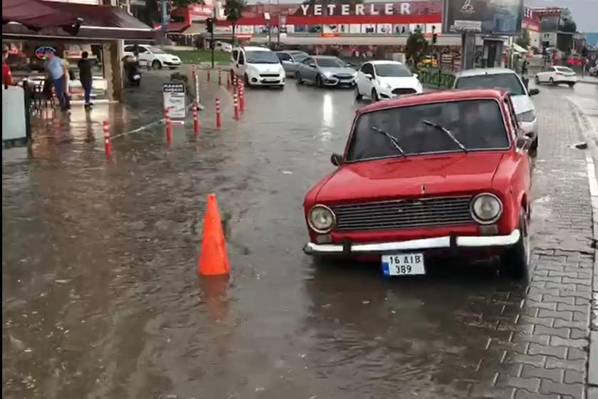 Sağanak yağış hayatı olumsuz etkiledi, bazı ev ve iş yerlerini su bastı