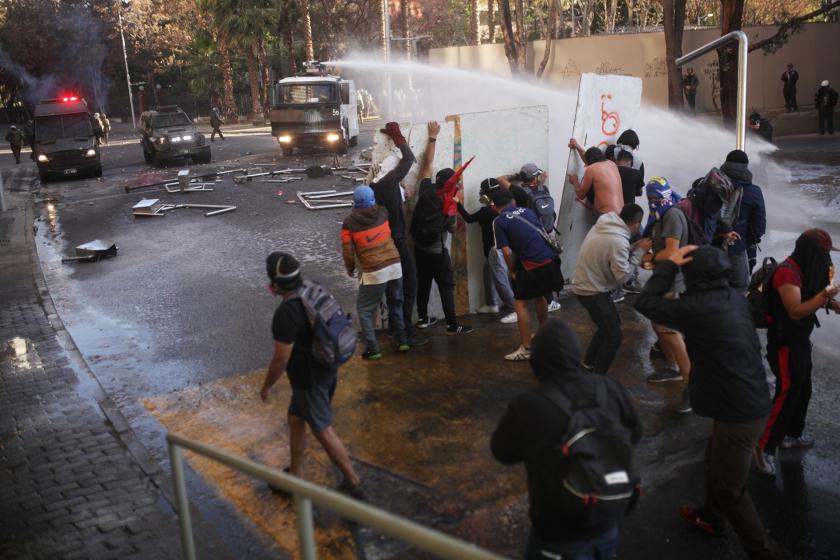 Şili’de polis, 16 yaşındaki protestocuyu köprüden attı