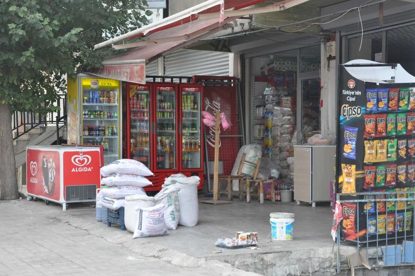 Ankara'da bir bakkal bebek bezini taneyle satıyor: "Bir adet bezi 7,5 liraya satıyorum. Paket alabilen kimse yok"