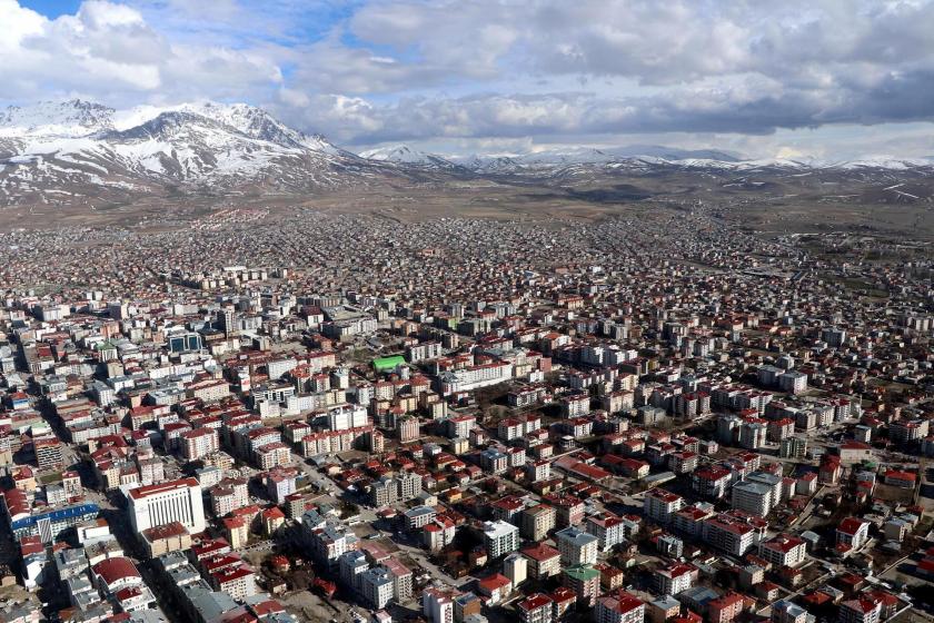 Van'da 2011'deki depremde hasar gören binalar hâlâ yerinde