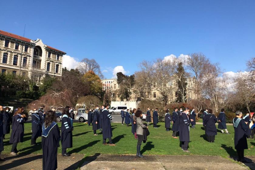 Boğaziçi Üniversitesi öğretim üyeleri rektörlük binasına sırtlarını döndü