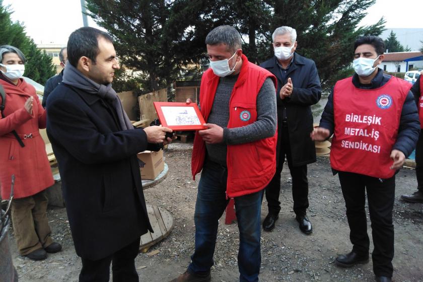 EMEP Genel Başkanı Ercüment Akdeniz çizdiği resmi Baldur işçilerine ulaştırdı