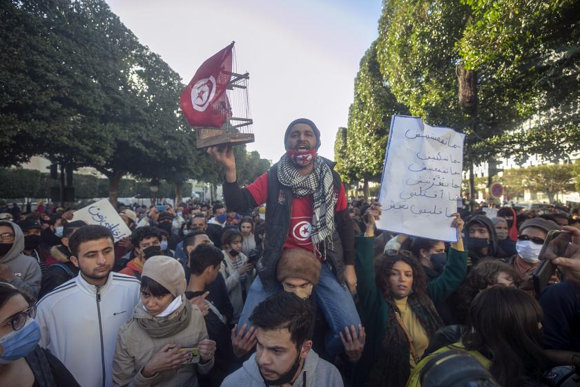 Tunus'ta devrimin 10. yıl dönümünde sokağa çıkmak yasaklanınca…