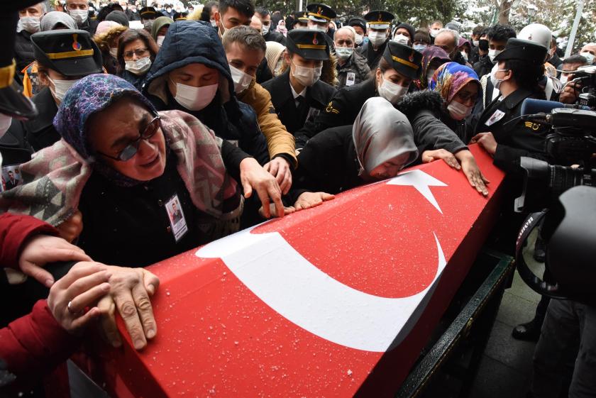 Garê'de hayatını kaybedenler toprağa veriliyor