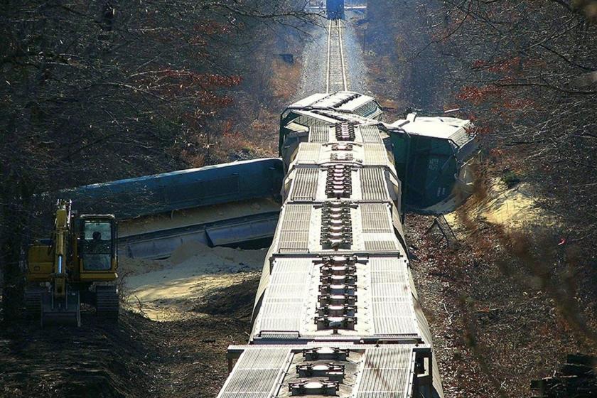 Pakistan'da tren raydan çıktı: 1 ölü, 40 yaralı