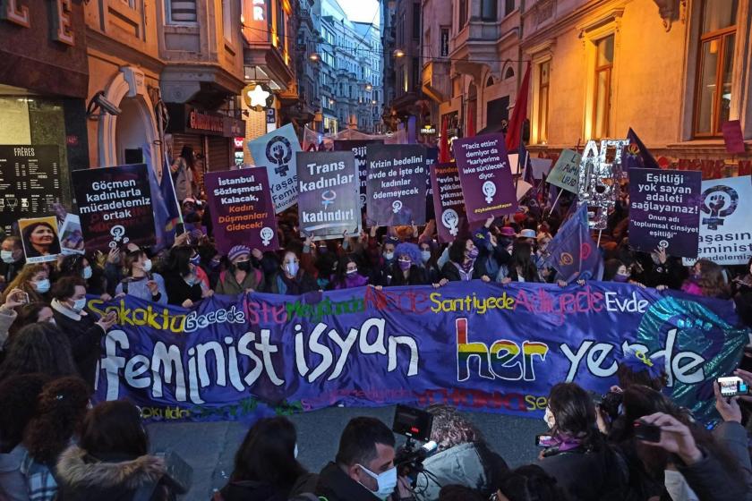 İstanbul’da 8 Mart Feminist Gece Yürüyüşü | Kadınlar Karaköy'e yürüdü