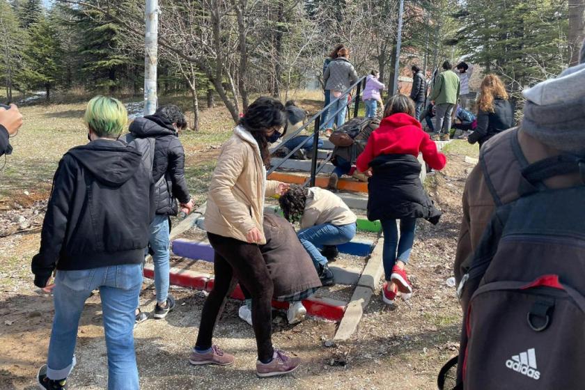 ODTÜ öğrencileri, okul yönetiminin griye boyadığı merdivenleri tekrar renklendirdi