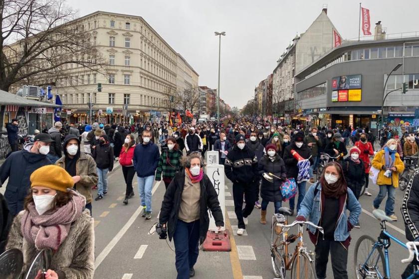 Berlin’de binlerce kiracı sokağa çıktı: Kiraları frenlemeyeni biz frenleriz