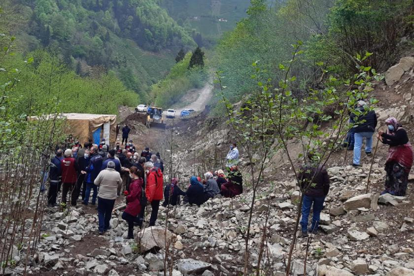 Cengiz İnşaat'ın taş ocağına karşı direnen yurttaşların üzerine kepçe sürdüler