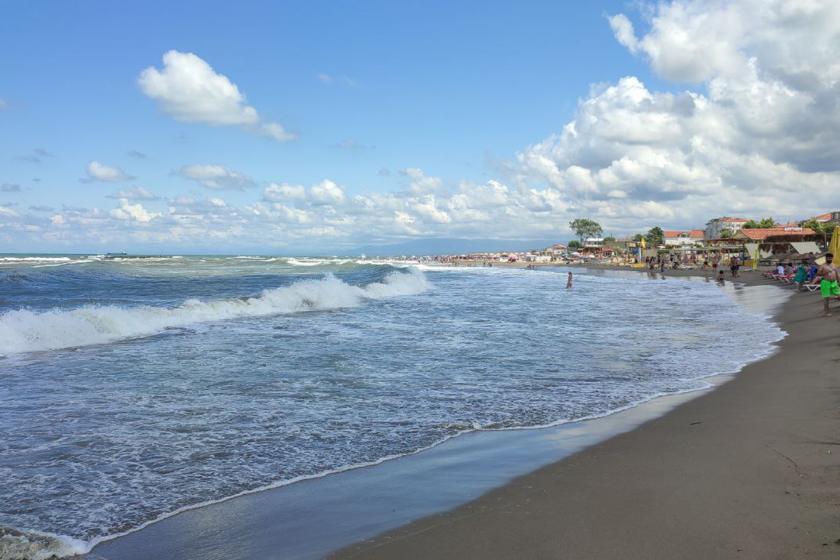 Sakarya, Kocaeli, Düzce ve Şile'de dalga nedeniyle denize girişlere izin verilmiyor