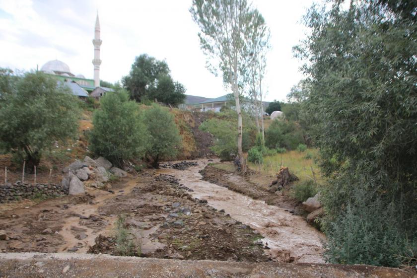 Varto'da sel; baba, kızını son anda kurtardı