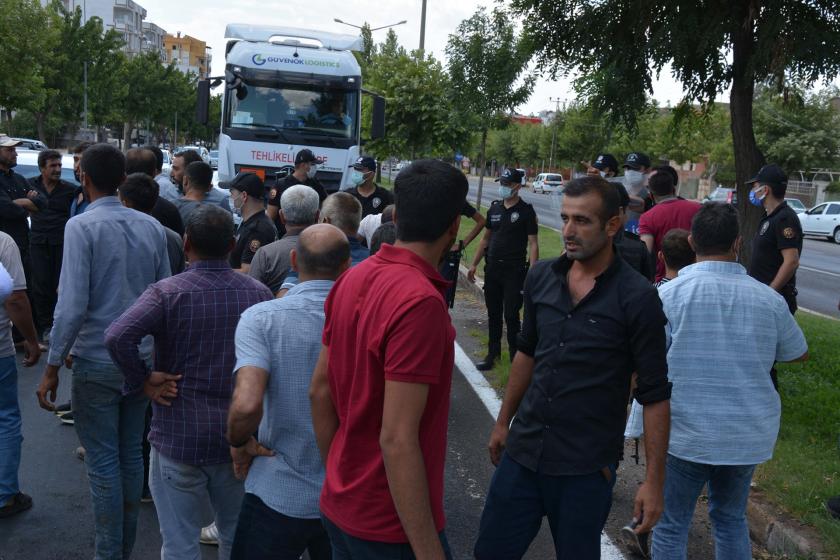 Urfa'da elektrik kesintilerini protesto eden çiftçiler kara yolunu trafiğe kapattı