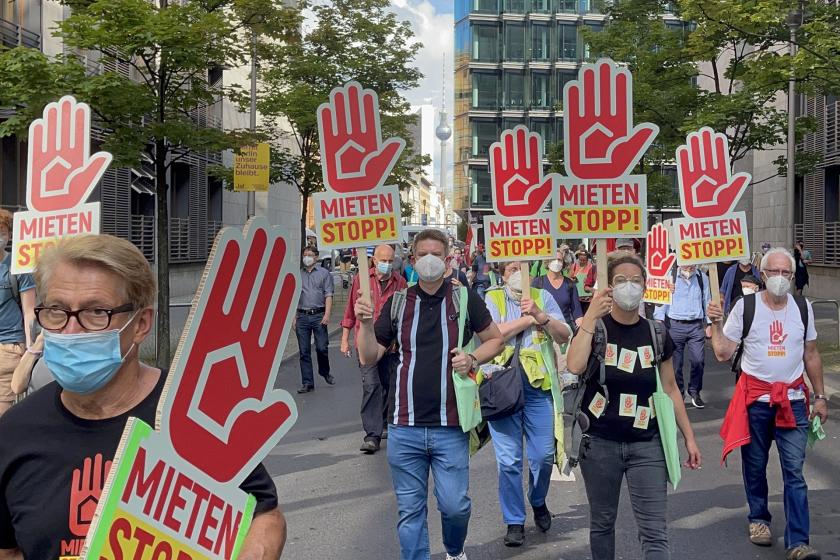 Almanya'da artan konut fiyatları Berlin'de binlerce kişi tarafından protesto edildi