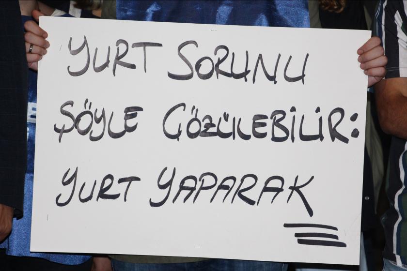 Öğrenciler, “barınamıyoruz” diyerek parklara çadır kuruyor