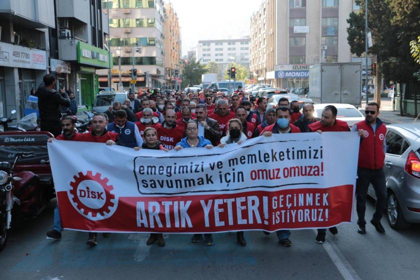 İzmir’de DİSK üyesi işçiler “Şalter inecek bu iş bitecek” diyerek grev çağrısı yaptı